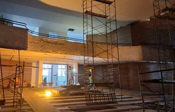 Espacio en construcción del Teatro Municipal, con andamiaje visible y herramientas en el ambiente, sin personas presentes.