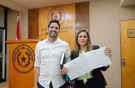 El diputado Raúl Benítez y la exsenadora Kattya González, del sector independiente el día que denunciaron las irregularidades en el título de abogado de Hernán Rivas,