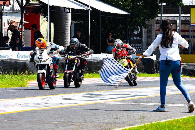Intensas fueron las emociones del sábado en el comienzo del certamen. Bandera a cuadros para la primera fecha de la modalidad de moto velocidad.