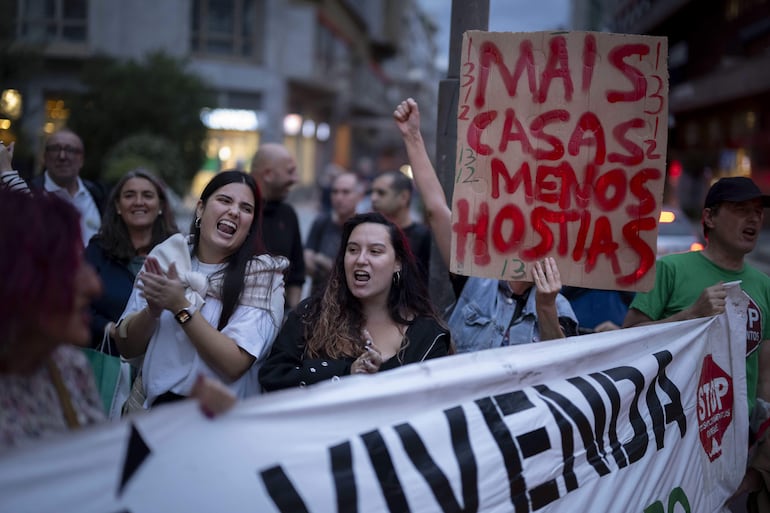 Decenas de personas en una concentración y posterior manifestación convocada para exigir soluciones al problema de la vivienda en Ourense (Galicia)