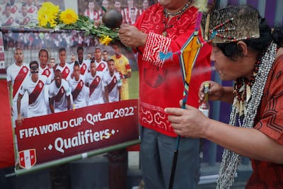 Chamanes realizan un ritual para ayudar a la selección peruana de fútbol y desfavorecer a Paraguay en la última jornada de las Eliminatorias Sudamericanas.