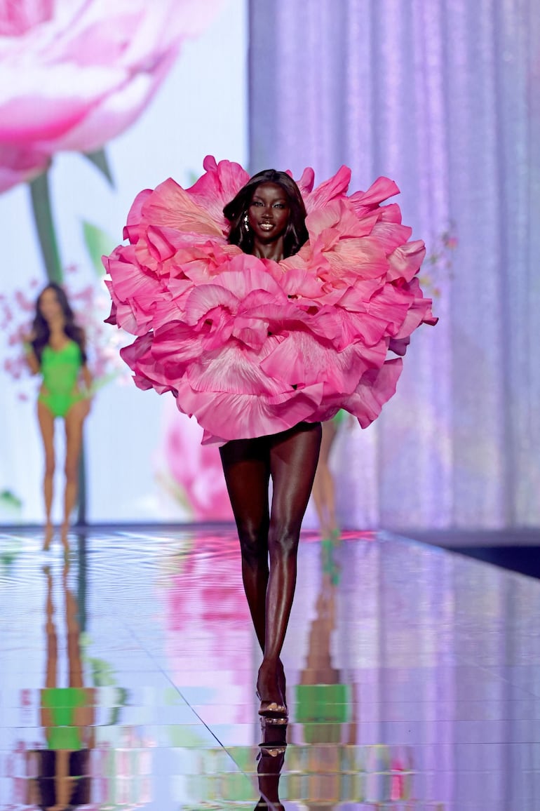 La supermodelo Anok Yai en el icónico desfile Victoria's Secret Fashion Show. (AFP)