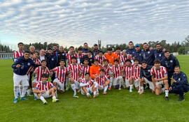 Integrantes de la selección nacional Sub 17 celebran con el cuerpo técnico el campeonato del cuadrangular internacional realizado en Argentina, luego de superar en el último partido a Bolivia 3-1.