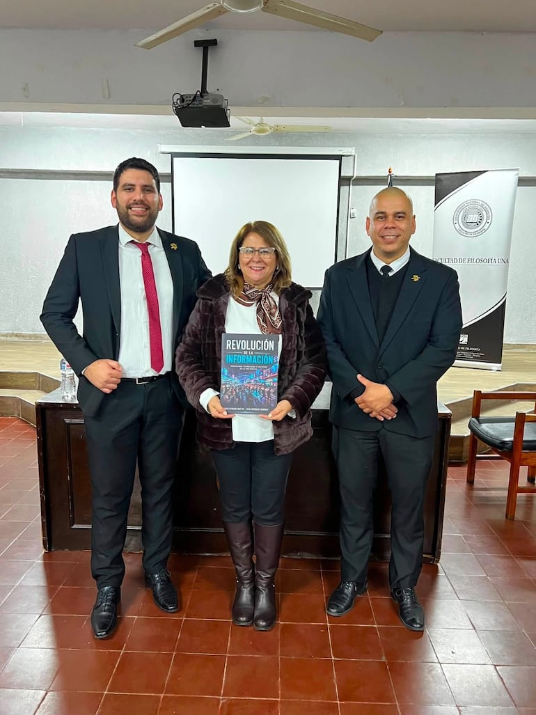 Raúl González Barboza, Haydée Galeano y Hugo Vergara Mattio, durante el lanzamiento del libro Revolución de la Información.