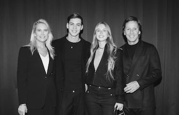 Valeria Mazza junto a su hijo Benicio, su hija Taina y su esposo Alejandro Gravier en el desfile de Armani en la Semana de la Moda de Milán.