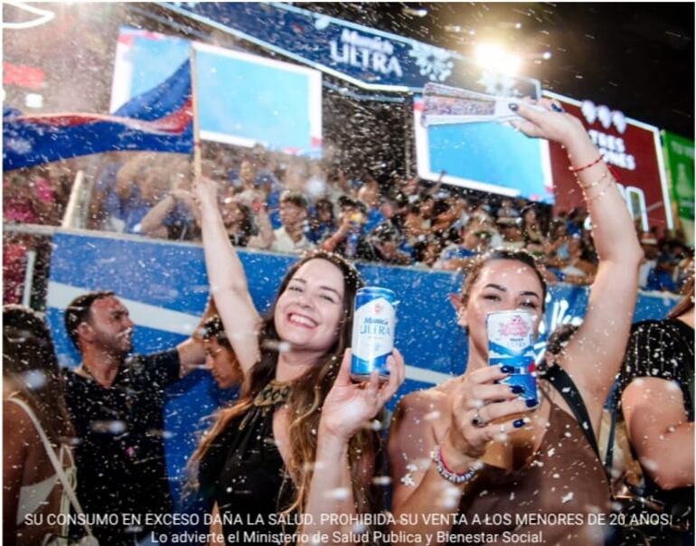 Miles de personas alzando sus latas bajo las luces del sambódromo, en un brindis que se funde con el ritmo de los tambores y sella los 100 años de historia.