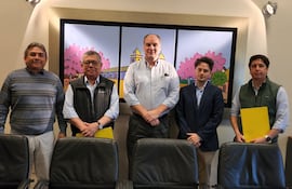 Reinaldo y César Delgado (vendedores del terreno donde se instalaría Atome), James Spalding, presidente de Atome Paraguay; Juan Dalceggio y Juan Pablo Nogués, gerente de proyectos Atome Paraguay.