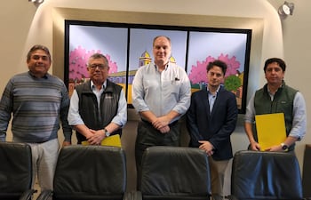 Reinaldo y César Delgado (vendedores del terreno), James Spalding, presidente de Atome Paraguay; Juan Dalceggio y Juan Pablo Nogués, gerente de proyectos Atome Paraguay. (ARCHIVO).