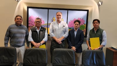 Reinaldo y César Delgado (vendedores del terreno donde se instalaría Atome), James Spalding, presidente de Atome Paraguay; Juan Dalceggio y Juan Pablo Nogués, gerente de proyectos Atome Paraguay.
