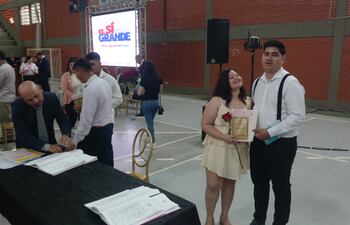 Los nuevos esposos, Néstor Samudio y Cecilia Giménez mostrando su certificado de matrimonio.