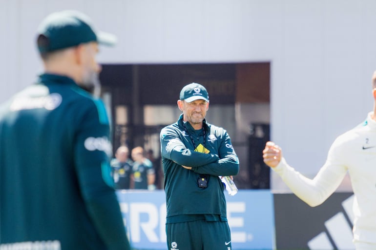 El entrenador de los Socceroos, Tony Popovic (C), observa durante una sesión de entrenamiento en el Oakland Roots Sports Club en Alameda, California, EE. UU..