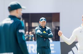 El entrenador de los Socceroos, Tony Popovic (C), observa durante una sesión de entrenamiento en el Oakland Roots Sports Club en Alameda, California, EE. UU..