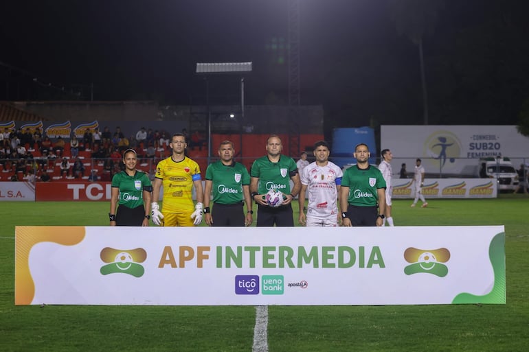 Los capitanes de ambos equipos posan junto a la terna arbitral minutos antes del inicio del encuentro.