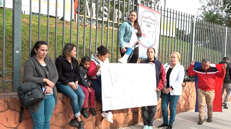 Los manifestantes refirieron que unos 300 profesionales de enfermería son parte del banco elegible para nombramientos en hospitales.  