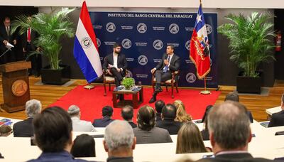Gabriel Boric y Santiago Peña ante empresarios paraguayos en el BCP.