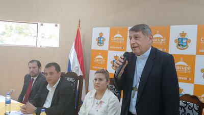 Integraron la mesa el intendente de Caacupè, Diego Riveros (PLRA), el fiscal Roberto Zacarías, la concejal Esperanza Vargas (PLRA) y el obispo de la diócesis de Caacupè, monseñor Ricardo Valenzuela.