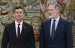 El rey Felipe VI recibe al presidente de la República de Paraguay, Santiago Peña Palacios (i), este miércoles en el Palacio de la Zarzuela.