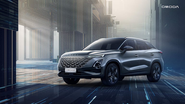 SUV gris oscuro en ambiente digital futurista con formas arquitectónicas brillantes y luz tenue, sin personas presentes.