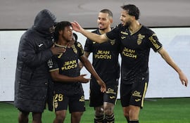 El centrocampista togolés del Lorient, Dermane Karim celebra tras anotar el tercer gol de su equipo durante el partido de fútbol de la Ligue 1 francesa entre el AS Mónaco y el FC Lorient, en el Estadio Luis II del Principado de Mónaco.