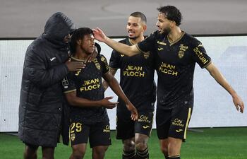El centrocampista togolés del Lorient, Dermane Karim celebra tras anotar el tercer gol de su equipo durante el partido de fútbol de la Ligue 1 francesa entre el AS Mónaco y el FC Lorient, en el Estadio Luis II del Principado de Mónaco.
