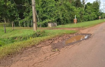 Conductores y pobladores exigen reparaciones urgentes en ruta que conecta Independencia y Paso Yobái.