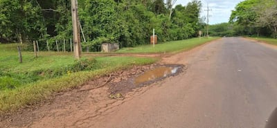 Conductores y pobladores exigen reparaciones urgentes en ruta que conecta Independencia y Paso Yobái.