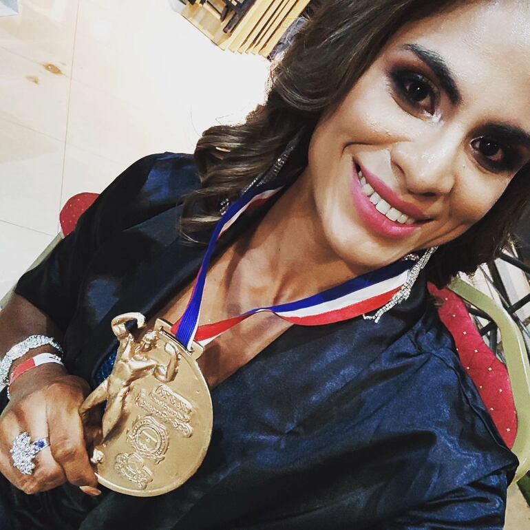 La suboficial Liz Fabiola Pérez muestra feliz la presea que recibió en el certamen Mr&Ms Internacional. (Instagram/Liz Fabiola Pérez)