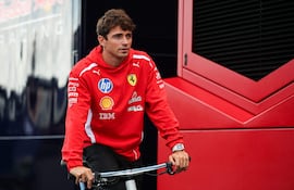 Charles Leclerc circula en bicicleta por el paddock antes del Gran Premio de los Países Bajos de Fórmula 1. (SIMON WOHLFAHRT / AFP)