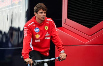 Charles Leclerc circula en bicicleta por el paddock antes del Gran Premio de los Países Bajos de Fórmula 1. (SIMON WOHLFAHRT / AFP)