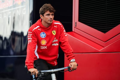Charles Leclerc circula en bicicleta por el paddock antes del Gran Premio de los Países Bajos de Fórmula 1. (SIMON WOHLFAHRT / AFP)