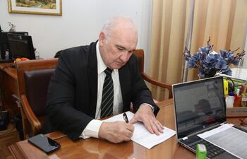 Dr. Pedro Ricardo Arias (56 años), inscribe su candidatura para el concurso de ternas del TSJE.