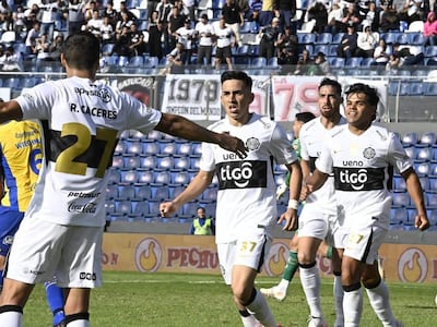 Los jugadores de Olimpia celebran un gol en el partido frente a Sportivo Luqueño por la fecha 10 del torneo Clausura 2026 de la Primera División de Paraguay en el estadio Defensores del Chaco, en Asunción, Paraguay.