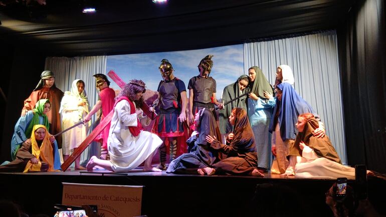 Espectacular puesta en escena del viacrucis “Caminando con Jesús” en Luque.
