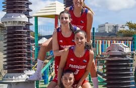 De arriba a abajo las paraguayas campeonas: la capitana, Paola Ferrari (40 años), Paloma Niz (26), Marta Peralta (31) y Ximena Ibarra (24) en el Parque Diamante, museo al aire libre, en Santa Catarina, Brasil.