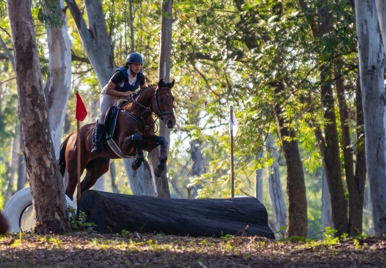 Giuliana Tewes con destreza y guapeza sorteó los obstáculos con Old Dream del Acá Carayá, para una gran faena en Media Estrella.