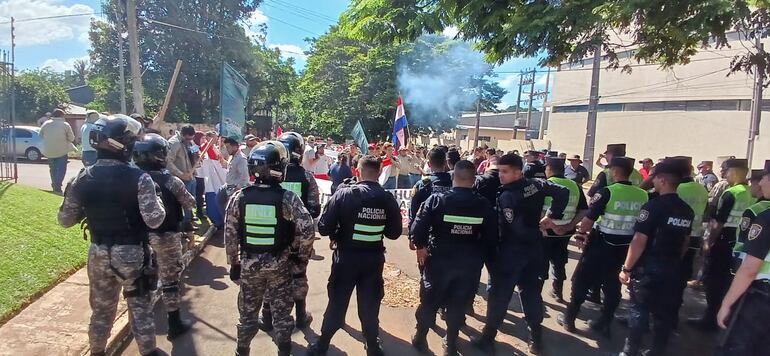 Inicialmente los manifestantes fueron impedidos de pasar frente a la residencia de la familia Zacarías.