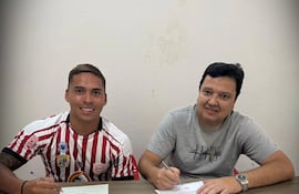 Óscar Said, presidente del Sportivo San Lorenzo, con Luis Vargas, surgido en Cerro Porteño.