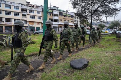Militares participan en un operativo de control hoy, en Quito (Ecuador).
