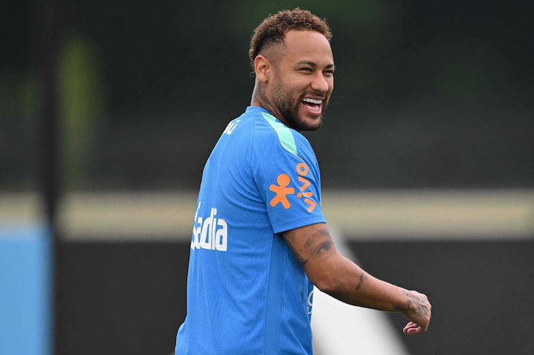 El delantero brasileño Neymar, número 10, participa en una sesión de entrenamiento en las instalaciones de entrenamiento de Columbia Park en Morristown, Nueva Jersey, el 22 de junio de 2026, durante el Mundial de Fútbol de 2026.