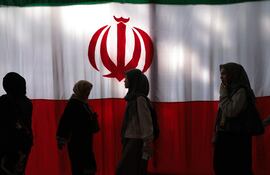 Una bandera iraní en la residencia del embajador de Irán en Jakarta, Indonesia, durante un evento de apoyo a las víctimas de los bombardeos israelíes contra el país persa.