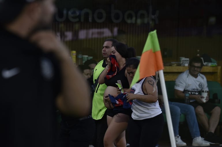 Una embarazada, hincha de Cerro Porteño bajó hasta el campo de juego para escapar del caos generado.
