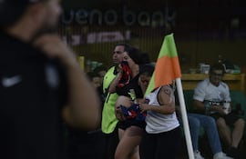 Una mujer embarazada es asistida en el campo de juego del estadio Defensores del Chaco debido a los incidentes entre las barras de Cerro Porteño y la Policía Nacional durante el superclásico ante Olimpia por la fecha 17 del torneo Apertura 2026 de la Primera División de Paraguay en Asunción, Paraguay.