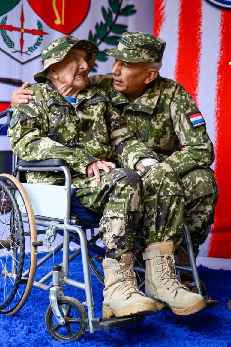 El comandante del Ejército, el general Manuel Rodríguez (d), habla con el excombatiente de la Guerra del Chaco, Canuto González, durante el aniversario 91  del Protocolo de Paz entre Paraguay y Bolivia. EFE/ Ministerio de Defensa de Paraguay /SOLO USO EDITORIAL/ NO VENTAS/ SOLO DISPONIBLE PARA ILUSTRAR LA NOTICIA QUE ACOMPAÑA (CRÉDITO OBLIGATORIO).
