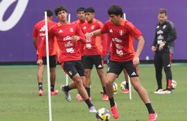 Perú inicia una nueva era con su selección tras no clasificar al Mundial y apunta a los jóvenes.