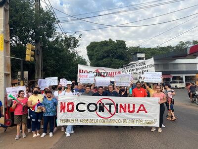Pobladores de Capiatá protestan contra la fábrica ContiParaguay esta mañana.