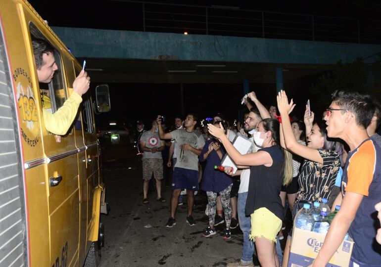 Bomberos ovacionados por ciudadanos.