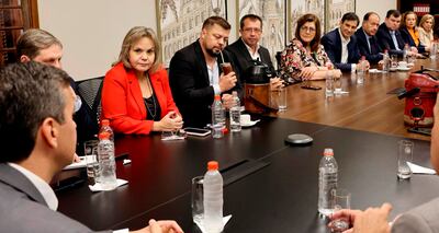 Reunión del presidente Santiago Peña con la Mesa Directiva de la Cámara de Senadores en Mburuvichá Róga.