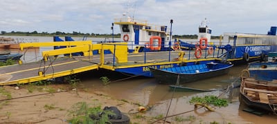 A pesar del leve repunte del río Paraguay la balsa rafaela no pudo reiniciar su operación de cruce transversal hasta Puerto Cano Argentina. Necesita que el río suba unos 40 cm más.