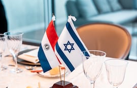 Banderas de Paraguay e Israel. (gentileza Embajada de Israel)