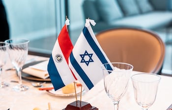 Banderas de Paraguay e Israel. (gentileza Embajada de Israel)